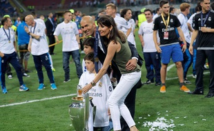 Zinédine Zidane pose en compagnie de sa famille avec le trophée de la Ligue des champions, le 28 mai 2016 à Milan.