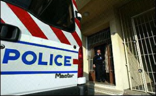 Deux personnes ont été tuées, à l'issue d'une course poursuite avec la police qui avait commencé à Paris, lorsque leur véhicule s'est retourné sur la nationale 20 à hauteur de Bourg-La-Reine (Hauts-de-Seine) dans la nuit de vendredi à samedi, selon une source policière.