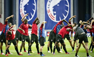 Les joueurs lillois prennent leurs marques lors d'un entraînement sur la pelouse du FC Copenhague, à la veille de leur tour préliminaire en Ligue des champions (lundi 20 août 2012)