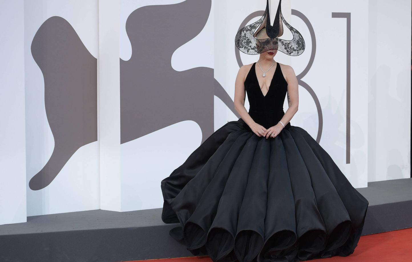 Mostra de Venise L impressionnante robe de Lady Gaga pour la presentation de Joker Folie a deux