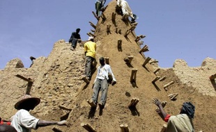 Tombouctou, ville mythique du nord malien, est sous le choc après la profanation par des membres d'Al-Qaïda au Maghreb islamique (Aqmi), du mausolée d'un saint musulman de la cité inscrite au patrimoine de l'Unesco, un "acte inqualifiable" selon les autorités maliennes.
