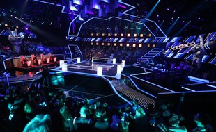 Les 4 coachs et Nikos Aliagas pour la saison 2 de The Voice