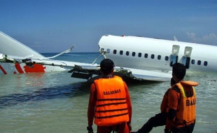 Les pilote et copilote de l'avion Lion Air qui s'est abîmé en mer samedi à Bali, ne faisant que des blessés parmi les 108 personnes à bord, n'avaient consommé ni drogue ni alcool, selon les résultats d'analyses préliminaires.