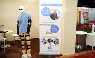 Des lunettes qui simulent une cataracte, des prothèses qui donnent une sensation d'arthrose: au Salon des services à la personne, Porte de Versailles, un "simulateur de vieillesse" permet au visiteur de mieux comprendre pourquoi des gestes simples deviennent si compliqués pour une personne âgée.