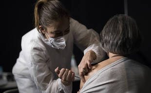 Eligibles à la vaccination, les personnes de plus de 75 ans dépendantes ou non-mobiles rencontrent des difficultés d'accès au vaccin anti-Covid.