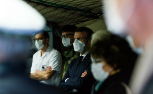 Le président Emmanuel Macron portant un masque lors de sa rencontre avec des soignants et militaires à l'hôpital de campagne à Mulhouse mercredi 26 mars 2020.