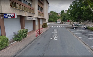 L'individu de 22 ans a brisé le pare-brise d'une voiture de police en sortant de garde à vue.