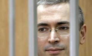 Le prisonnier le plus célèbre de Russie Mikhaïl Khodorkovski, prenant au mot le nouveau président Dmitri Medvedev sur l'indépendance de la justice, a demandé mercredi sa libération anticipée, après un procès considéré comme largement politique.