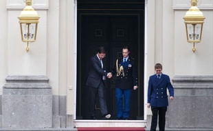 Le Premier ministre néerlandais Mark Rutte quitte le palais royal après avoir présenté la démission de son gouvernement à la reine Béatrix à La Haye le 23 avril 2012.