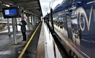 Les prix des billets TGV vont nettement augmenter l'an prochain, une hausse en bonne partie liée au relèvement de la TVA décidé par le gouvernement, qui tombe mal pour la SNCF après ses promesses de conserver des tarifs accessibles au plus grand nombre.