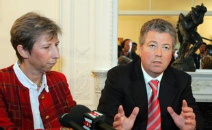 Elisabeth Borrel et son avocat Olivier Morice le 23 octobre 2006 à Paris
