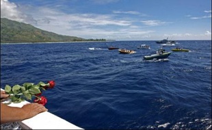 Sur place, à moins d'un mille du récif avec 800 mètres de profondeur sous son bateau, entouré de toutes les embarcations qui poursuivent encore les recherches, Christian Estrosi souhaite se recueillir et jeter dans l'eau "les couronnes de fleurs de l'adieu".
