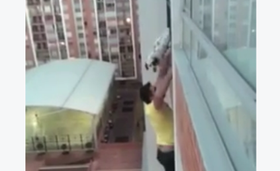 En Colombie, un homme a escaladé la façade de son immeuble pour sauver le chien de sa voisine, coincé sur la balustrade.