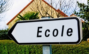 Photo d'illustration d'un panneau indiquant une école