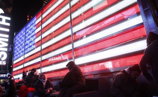 Les résultats de l'élection sur écran géant à New York, le 3 novembre 2020.