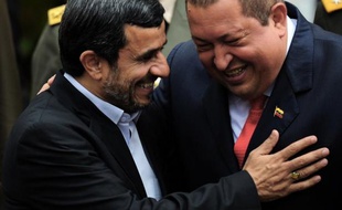 Le président vénézuélien Hugo Chavez a reçu lundi son homologue et "frère" Mahmoud Ahmadinejad, au premier jour d'une tournée du président iranien dans quatre pays latino-américains hostiles aux Etats-Unis, en pleine crise avec l'Occident sur son programme nucléaire.