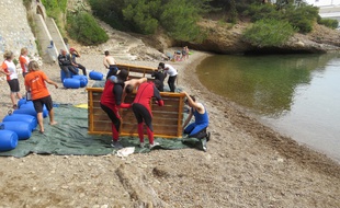 Il a fallu construire un radeau
