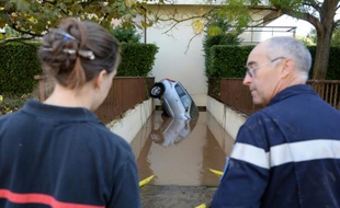 Des pompiers en intervention dans un garage de Mandelieu-la-Napoule inondé, le 4 octobre 2015