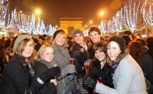 A Paris, quelque 550.000 personnes, selon la police, se sont rassemblées peu après minuit sur les Champs-Elysées, traditionnel lieu de rassemblement des grands épisodes "festifs" de l'année, dans une ambiance pourtant mitigée voire morose.
