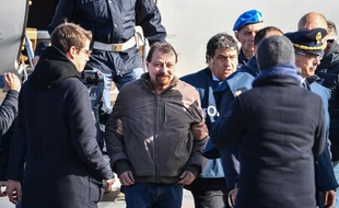 Cesare Battisti à son arrivée à l'aéroport de Rome, le 14 janvier 2018.