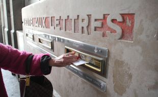 Une boîte aux lettres de La Poste, ici à Rennes.