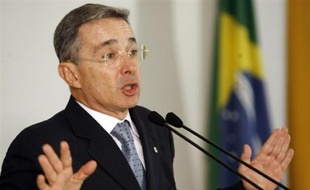 Le président colombien Alvaro Uribe a démenti lundi avoir donné l'ordre de surveiller la vie privée de parlementaires, magistrats et journalistes, suite à la révélation de dizaines d'écoutes illégales pratiquées par les services de renseignement.