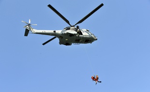 Sauvetage en mer, exercice conjoint entre l'armée de l'air et la Snsm dans le Bassin d'Arcachon.
