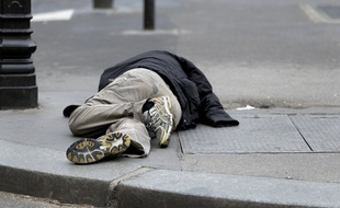 Un homme sans domicile fixe rue de Rivoli, à Paris, en avril 2015
