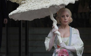 Le jour d'Halloween, Lady Gaga quittait son hôtel, à Londres, sous un immense parapluie coquillage, le 31 octobre 2013.
