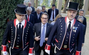 Le président catalan séparatiste Artur Mas s'apprête à déposer une gerbe lors d'une commémoration historique à Barcelone, le 15 octobre 2015