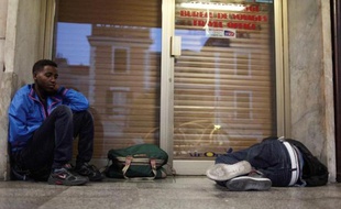 Des migrants se reposent dans la gare de Vintimille en Italie le 6 aout 2013, juste avant de passer la frontière pour aller en France