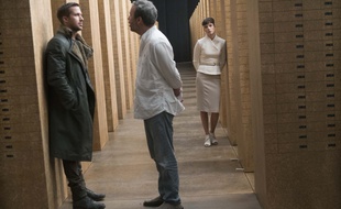 Denis Villeneuve dirige Ryan Gosling sur le plateau de Blade Runner 2049