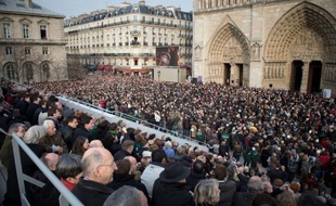 Les neuf nouvelles cloches de Notre-Dame de Paris ont sonné à toute volée pour la première fois samedi après-midi, veille du dimanche des Rameaux, devant une foule de plusieurs centaines de personnes.