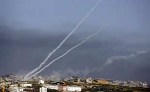 En dépit de la présence des troupes israéliennes sur le terrain, des groupes armés palestiniens ont tiré depuis la bande de Gaza 32 roquettes et obus de mortier depuis samedi soir sur Israël, blessant légèrement une femme, a indiqué un porte-parole militaire israélien.