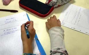 Des élèves de collège durant une dictée.