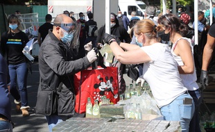 Les associations ont vu leurs distributions alimentaires bondir en Seine-Saint-Denis avec le confinement, comme ici le 22 avril à Clichy-sous-Bois avec l'association ACLEFEU.