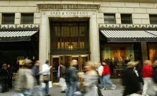 Le magasin Saks sur la 5e avenue à New York le 17 octobre 2003