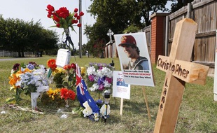 Des fleurs ont été déposées à la mémoire de Christopher Lane, assasiné le 16 août 2013 à Duncan (Oklahoma, Etats-Unis).
