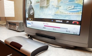 Un ancien modèle de téléviseur relié à un boîtier TNT.