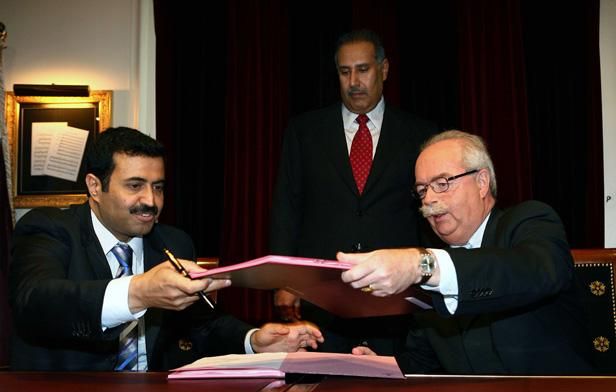 Le PDG de Total Christophe de Margerie conclut un accord avec le gouvernement qatari le 25 mars 2010 à l’occasion du 5e Forum d’investissement au Qatar.