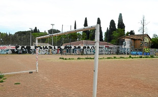 Le stade du Père-Prévost, laissé à l'abandon, est complètement dégradé.