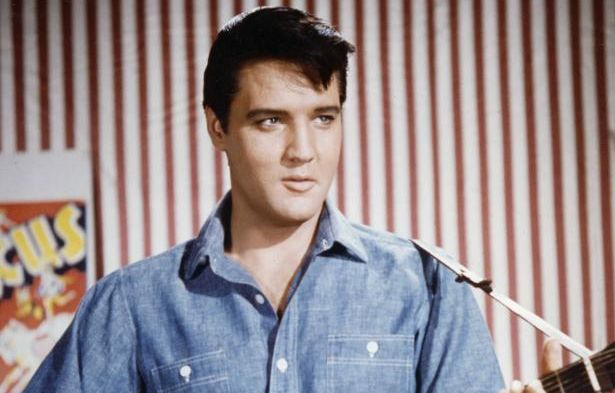 Les « Blue Suede Shoes » d'Elvis Presley s'envolent pour plus de 140.000 euros aux enchères