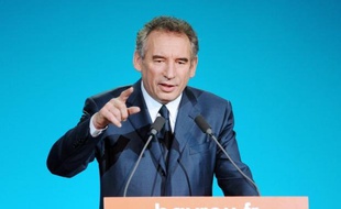 La présence au second tour de l'élection présidentielle de François Bayrou (MoDem) est attendue par 42% des Français, une proportion identique souhaitant au contraire qu'il ne franchisse pas le premier tour, selon un sondage TNS Sofrès pour Canal+.