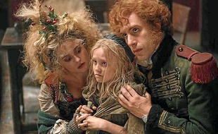 Helena Bonham Carter et Sacha Baron Cohen incarnent les Thénardier.
