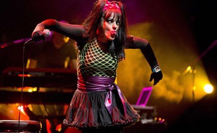 Nina Hagen en concert au Palais des Festivals à Cannes.