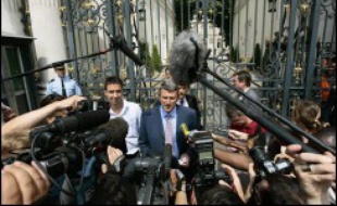 Philippe de Villiers, président du Mouvement pour la France (MPF), a contesté lundi la "régularisation massive" de familles sans-papiers dont les enfants sont scolarisés en France, décidée selon lui par le gouvernement.