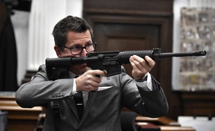 Le procureur Thomas Binger a fait une démonstration avec le fusil semi-automatique de Kyle Rittenhouse, lors de son procès, le 15 novembre 2021 à Kenosha, dans le Wisconsin.