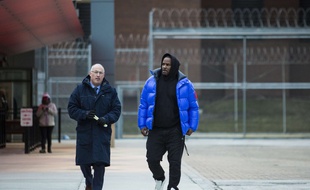 R. Kelly sort de la prison du comté de Cook avec son avocat Steve Greenberg, le 25 février 2019.