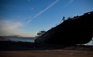 Un navire échoué près de New York après le passage de l'ouragan Sandy le 1er novembre 2012