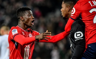 Les joueurs du LOSC congratulent Mike Maignan qui a repoussé un penalty de Delort